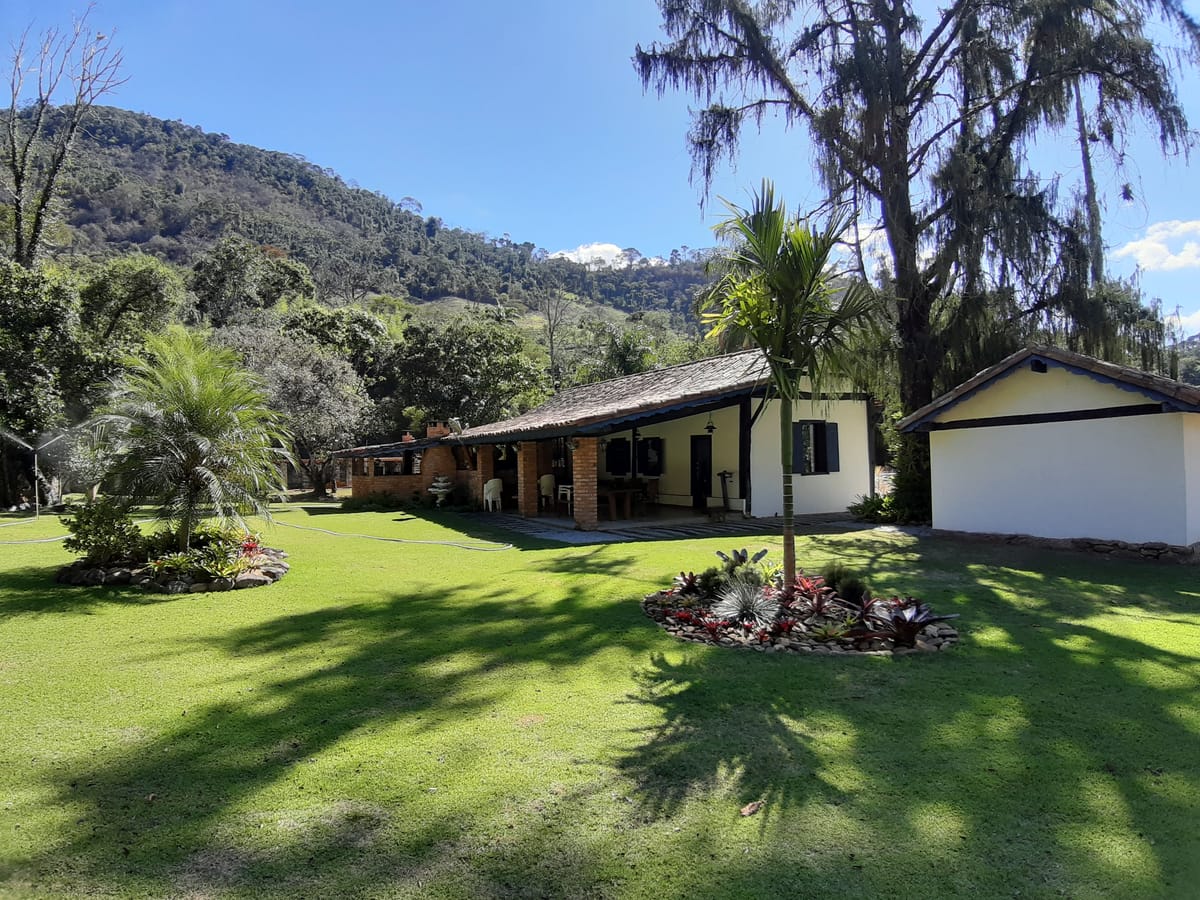 Remanescente da casa sede da fazenda Cachoeira do Amparo. Acervo pessoal